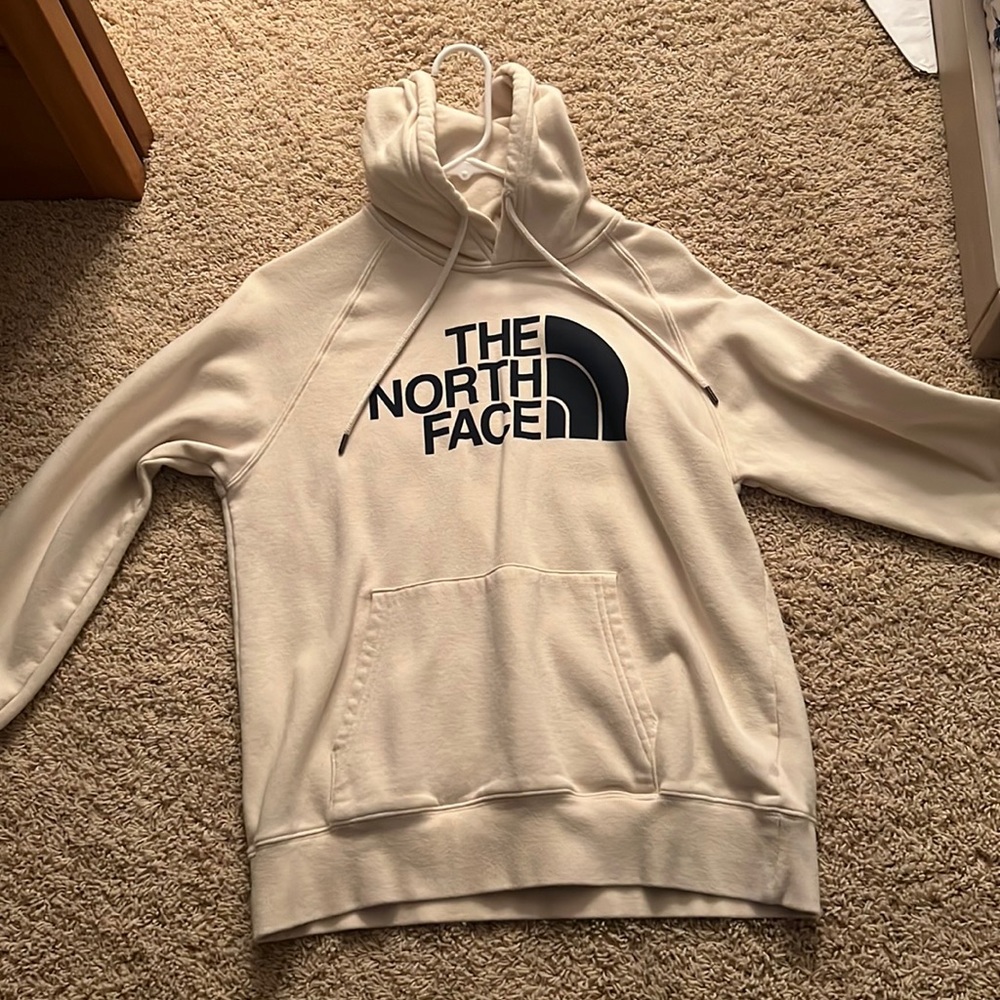 cream and navy blue north face sweatshirt